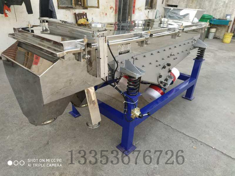 大家都知道超聲波篩分機是在三次元振動篩的基礎(chǔ)上加裝超聲波清網(wǎng)裝置從而解決各類堵網(wǎng)、粘網(wǎng)、吸附、劇團、靜電、輕比重等篩分難題。