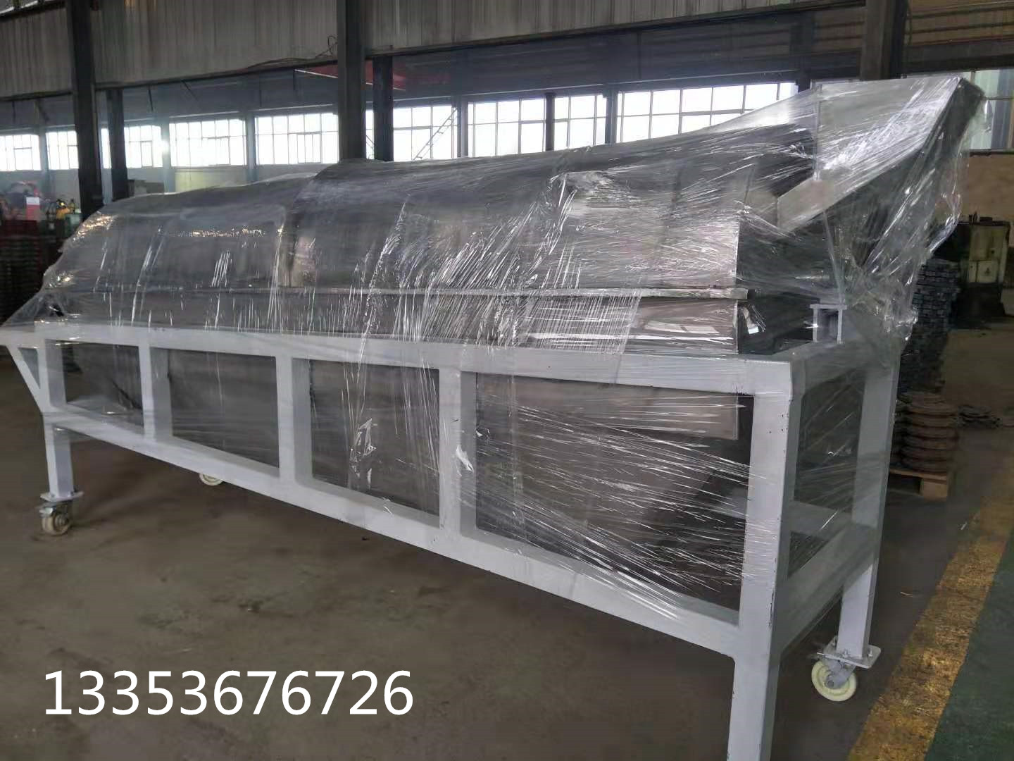 滾筒篩概述 滾筒篩是根據(jù)物料的顆粒大小進行分級處理的一種篩分設(shè)備，又被稱為滾筒篩分機，因工藝布置簡單，被廣泛應(yīng)用于礦山、建材、交通、能源、化工等行業(yè)的產(chǎn)品分級。常用在中、細粒物料的分級篩分。